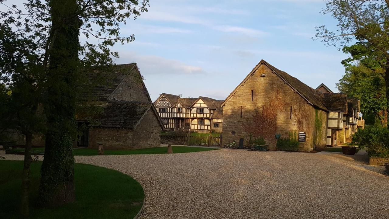 The Threshing Barn At Penrhos Court Villa Кингтън Екстериор снимка